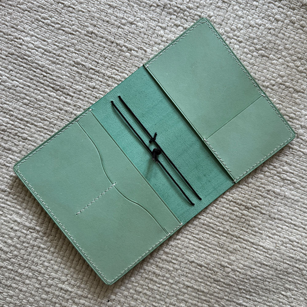 RTS: Traveler's Notebook Cover: Passport (Mentha)